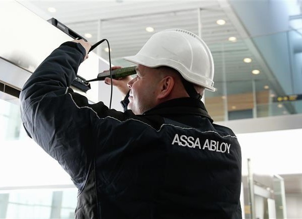 AAES-AE-portlets-images-servie-technician-working-on-radar
